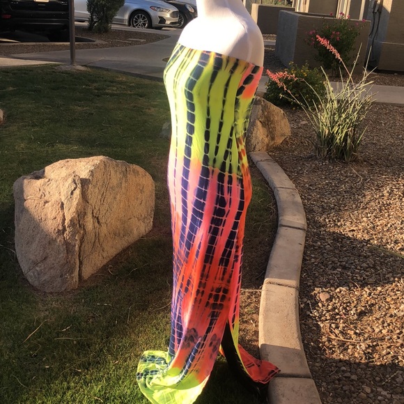 NWT Fashion Nova Colorful Maxi Halter Tie-Dye Dress! Size M but FITS LIKE S!! - Picture 5 of 10